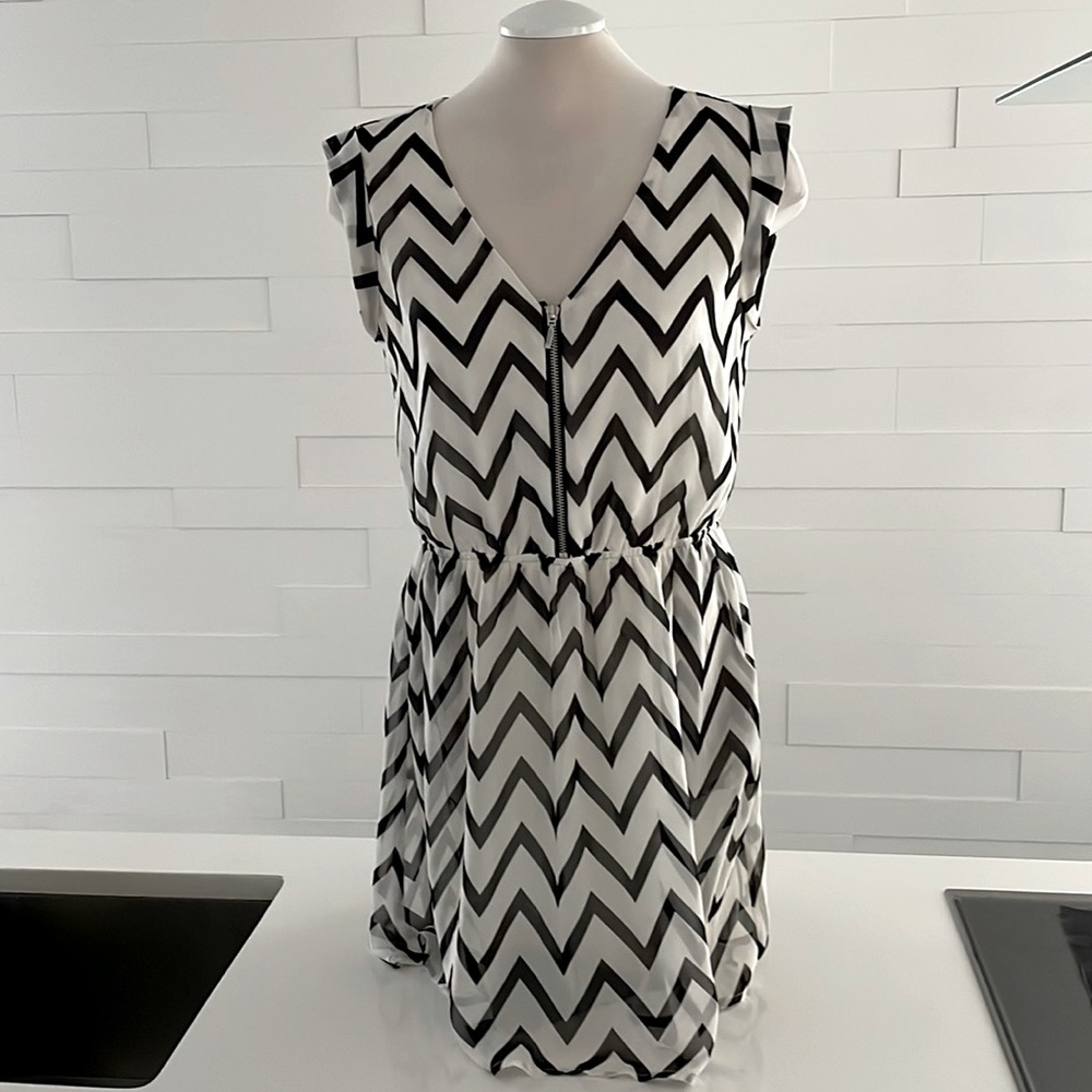 M Guess zig zag Black and White dress with pockets and front zip